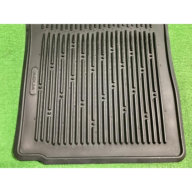 アクア NHP10 純正オプション ラバーフロアマット フロント左右セット