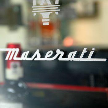 マセラティ　正規　看板 Maserati（マセラティ） マセラティ筆記体ロゴステッカー(切り抜き