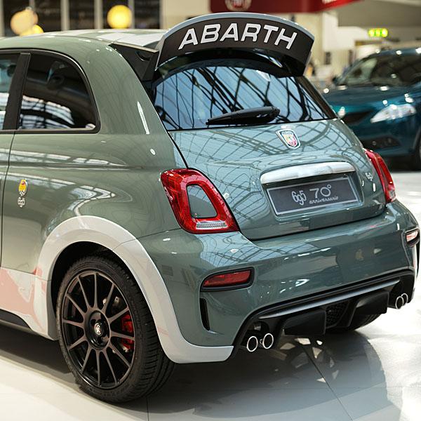 アバルト アバルト695リアウイング専用ロゴデカール 25040 アバルト アバルト695リアウイング専用ロゴデカール 25040