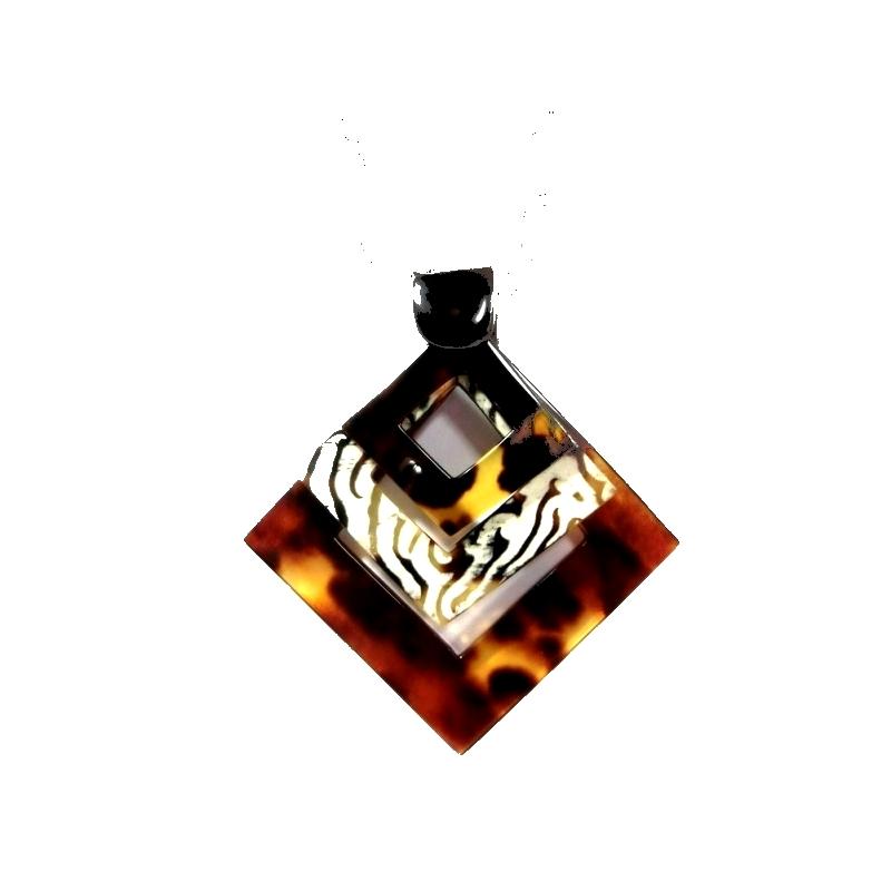 y*3様 お値下げ⭐︎鼈甲　ネックレス □本鼈甲三枚重ね天然水目ペンダント（中）ー06 本べっ甲 ネックレス」