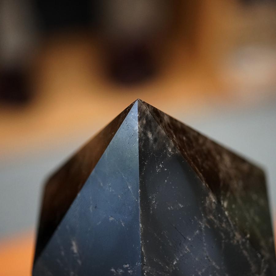 超巨大　水晶　六角柱　35キロ　巨大 黒水晶 （モリオン） 巨大六角柱（アクリル台座付き）No.1 高さ約35cm