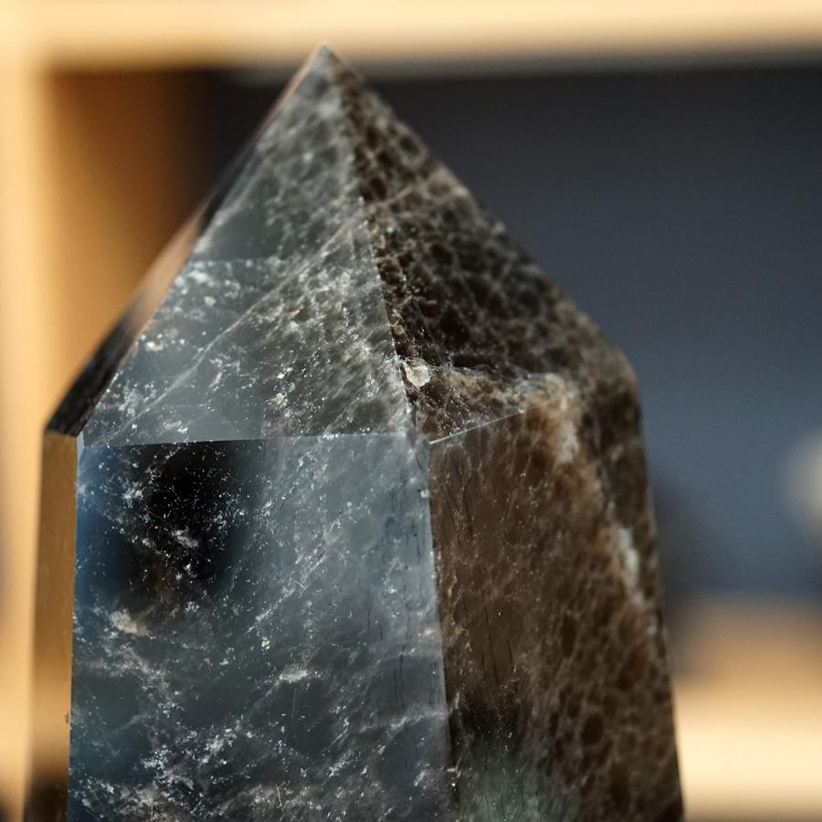 超巨大　水晶　六角柱　35キロ　巨大 黒水晶 （モリオン） 巨大六角柱（アクリル台座付き）No.1 高さ約35cm