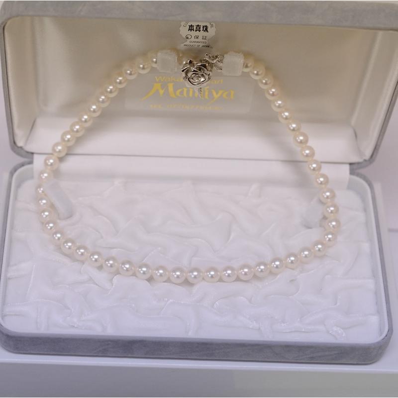 ７ｍｍ−８ｍｍホワイト系優しいピンク系ネックレス。　お洒落な留め金バラつぼみマグピタ付き【あこや真珠】の画像