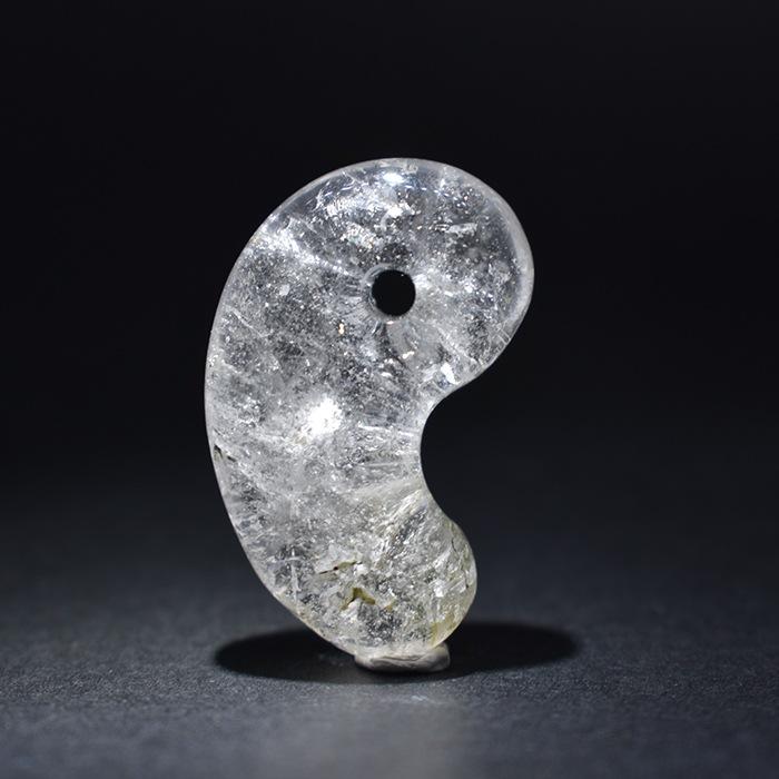 雪花状の結晶が特別で、高い透明度を持つ天然翡翠の勾玉 極上