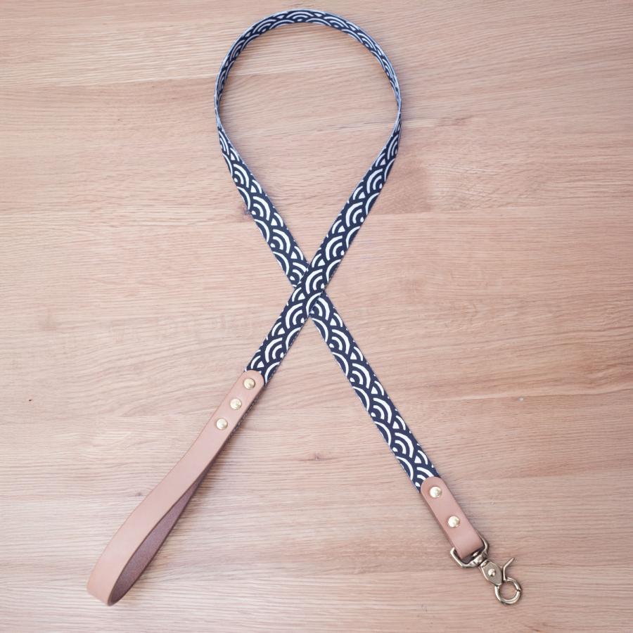 黒色青海波紋様リード　真鍮製ナスカン　　小・中・大型犬用16/24mm幅　持ち手ヌメ革　　A2683