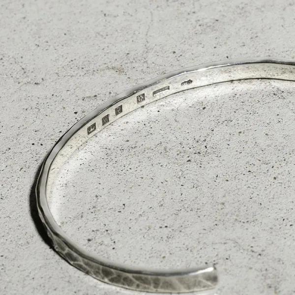 【VIVIFY（ヴィヴィファイ）】Back Hallmarks Bangle / Hammered finish / Narrow |  | 05