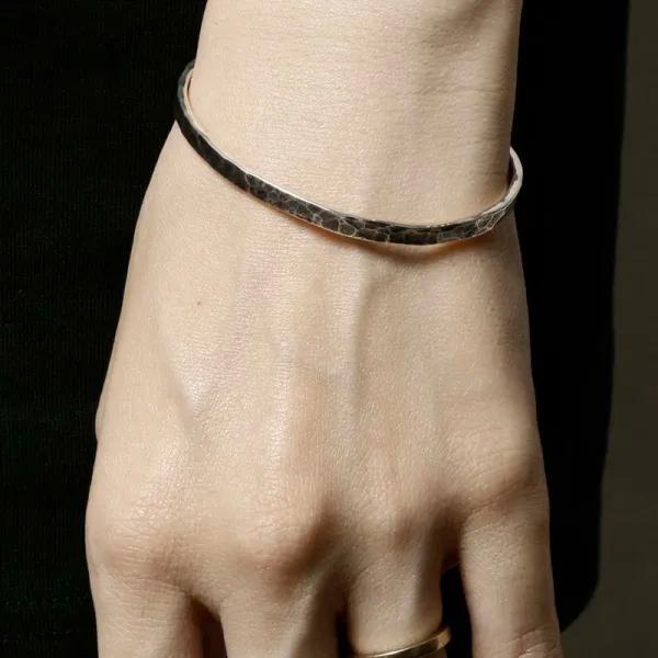 【VIVIFY（ヴィヴィファイ）】Back Hallmarks Bangle / Hammered finish / Narrow |  | 07