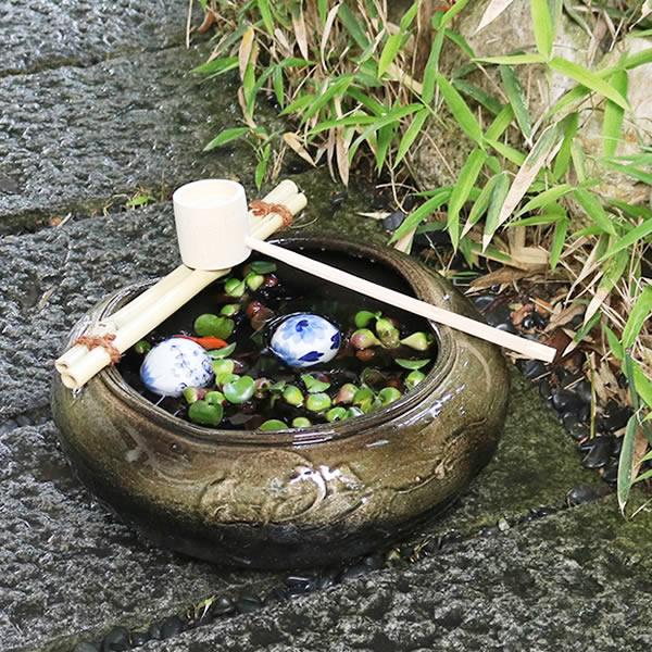 信楽焼き 窯肌つくばい(竹、柄杓付き) 手水鉢 和風ツクバイ 鉢 ［tu-0006］の画像