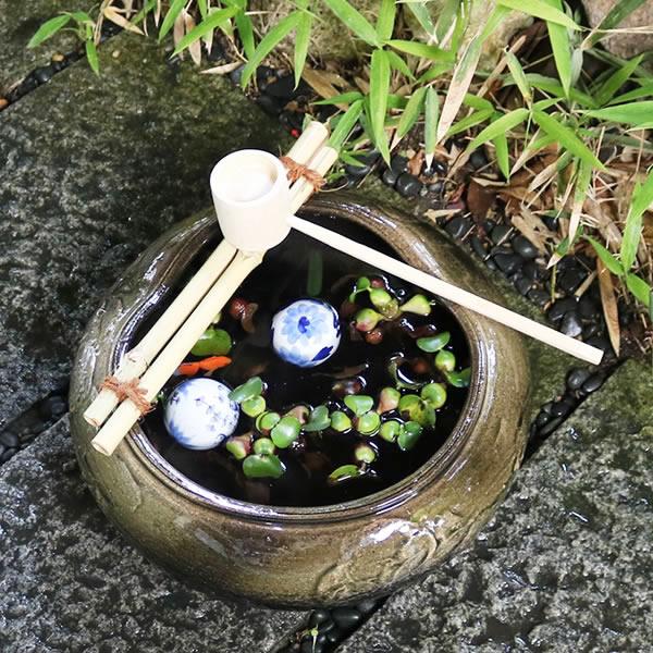 信楽焼き 窯肌つくばい(竹、柄杓付き) 手水鉢 和風ツクバイ 鉢 ［tu-0006］の画像