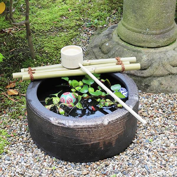信楽焼き 焦げ窯肌つくばい(竹、柄杓付き) 蹲 和風つくばい 手水鉢