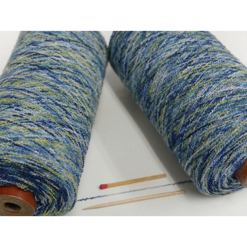 14.5シルクブークレカスリ（ブルー系）　さりげないオシャレを楽しみたい方にオススメ。作品に上品な変化をもらたしてくれる絹糸です。