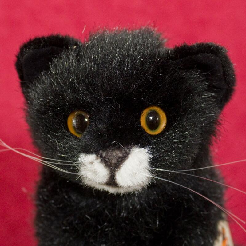 ケーセン ぬいぐるみ Kosen 小さな座り猫「マウシ」 23cm Kleine