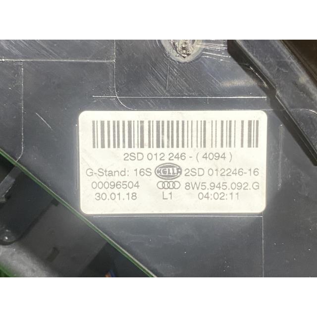 アウディ A4 DBA-8WCVK 右テールランプ LS9R 8W5945092Gの画像