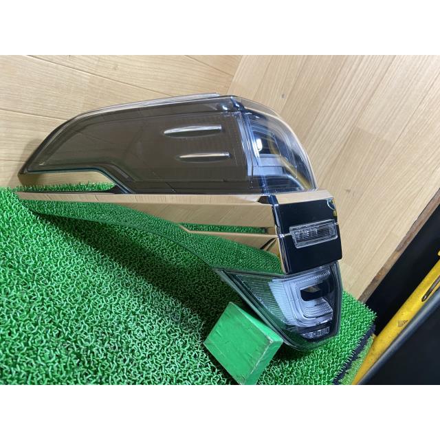 ヴェルファイア DBA-AGH30W 左テールランプ 202 58-77 81560-58210の画像
