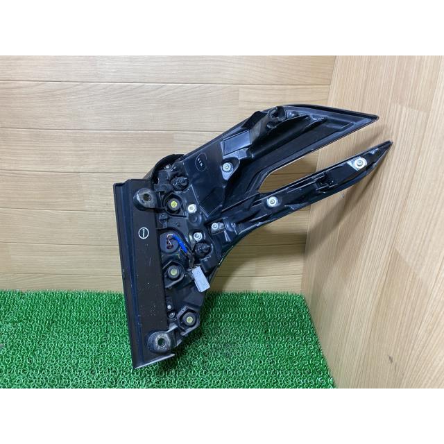 ヴェルファイア DBA-AGH30W 左テールランプ 202 58-77 81560-58210の画像