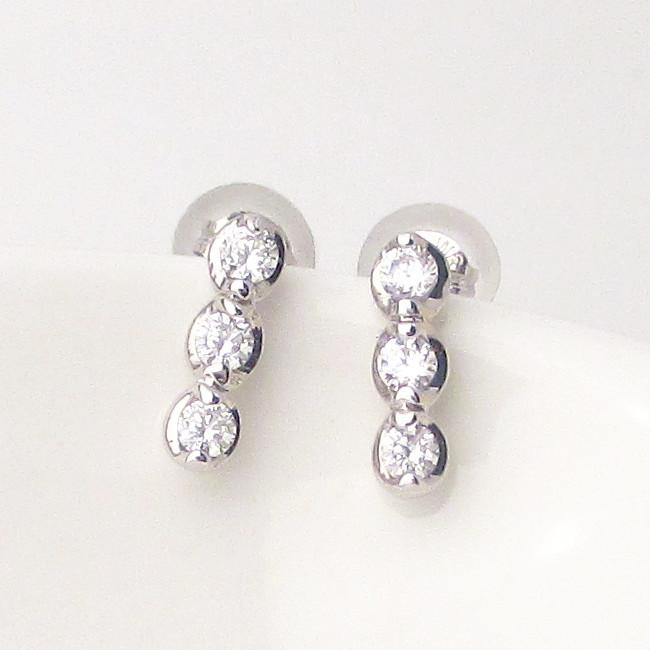 K18ピアスホワイトゴールドダイヤモンド0.10刻印三連