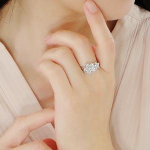 Pt900 アイスブルーダイヤモンド フラワーモチーフ リング 0.38ct 指輪 リング プラチナ pt900 ダイヤモンド ダイヤ ダイアの画像