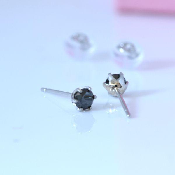 プラチナ ブラックダイヤモンド 0.3ct シンプルピアス 誕生日