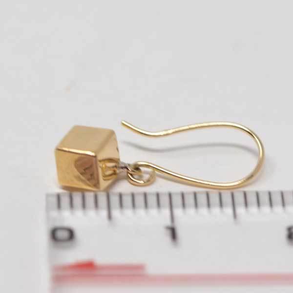 キューブ ピアス シンプル 18金 k18 18k 揺れる 四角 フック ピアスの画像