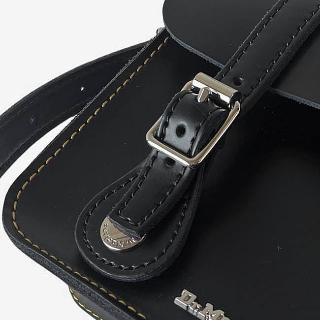 Dr. Martens バックル付きショルダーバッグ ブラック Dr. Martens バックル付きショルダーバッグ ブラック Dr