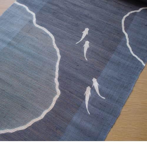 京都洛柿庵 ろうけつ染めタペストリー めだか・軸 45×135cm 透かし織り タペストリー 蝋結染 和モダン 壁掛け おしゃれ インテリア (T-682)の画像