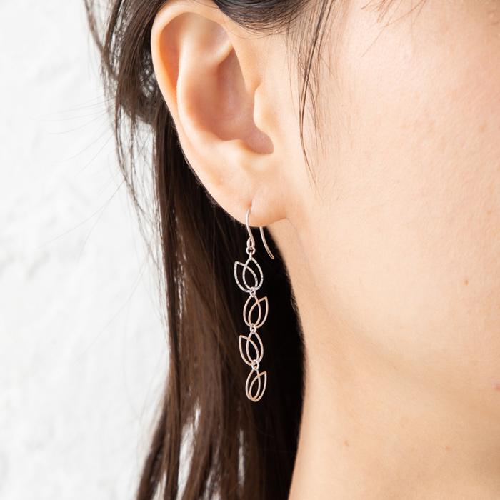 フックピアス ロングピアス アシンメトリー チューリップモチーフ 