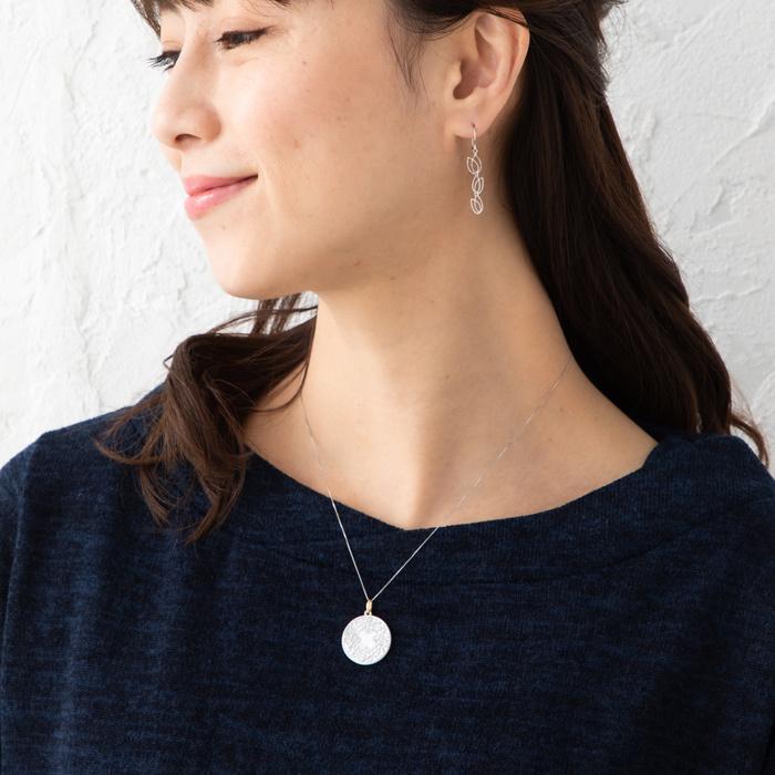 シェル 透かしリバーシブル バタフライモチーフ ペンダントトップ 18金 蝶貝 K18 YG ゴールド  約1.2gの画像