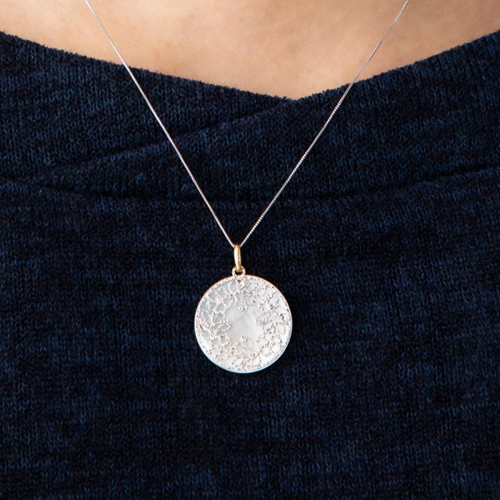 シェル 透かしリバーシブル バタフライモチーフ ペンダントトップ 18金 蝶貝 K18 YG ゴールド  約1.2gの画像
