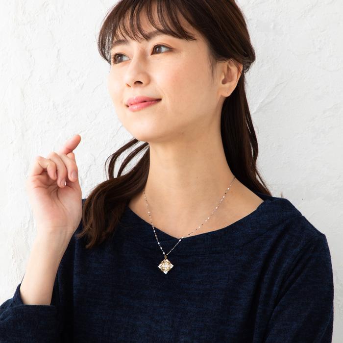 コンビカラー ペンダントトップ クロス  透かしデザイン リバーシブル K18 YG WG イエローゴールド  ホワイトゴールド  約0.7gの画像