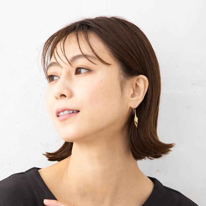 透かし シェル風 2枚合わせ ひねり フック ピアス K18YG 揺れるデザイン フックピアス K18 イエローゴールド 18金 約1.5g 左右合計 巻貝風の画像