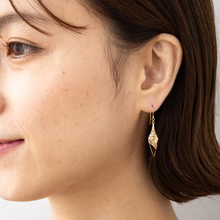 透かし シェル風 2枚合わせ ひねり フック ピアス K18YG 揺れるデザイン フックピアス K18 イエローゴールド 18金 約1.5g 左右合計 巻貝風の画像