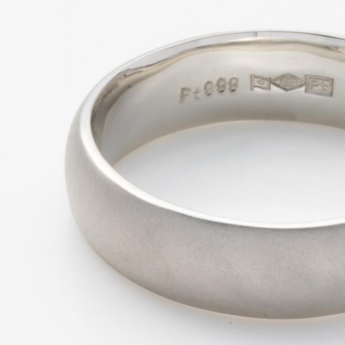 つや消し 純プラチナ Pt999 リング 均一幅 指輪 華やか 甲丸デザイン 幅約4.7mm 約6.6ｇ(11号基準) 艶消し【造幣局品位証明刻印】の画像