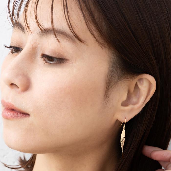K18 YG 透かし ツイスト ロングボードデザイン フックピアス 18金 