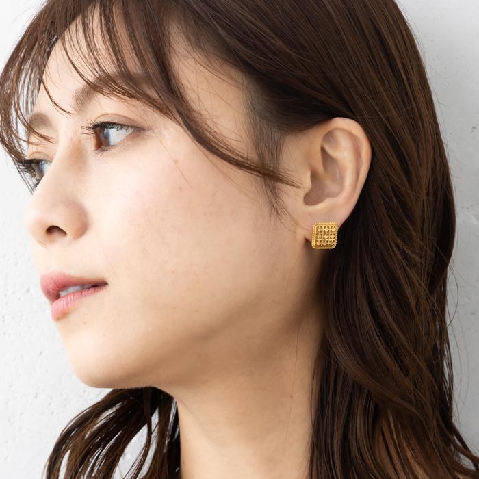 K18 YG 透かし 中空 スクエア ピアス スタッドピアス ボタン ピアス 18金 イエローゴールド ピアス 上品 ボリューム  ゴールドボタン ピアスの画像
