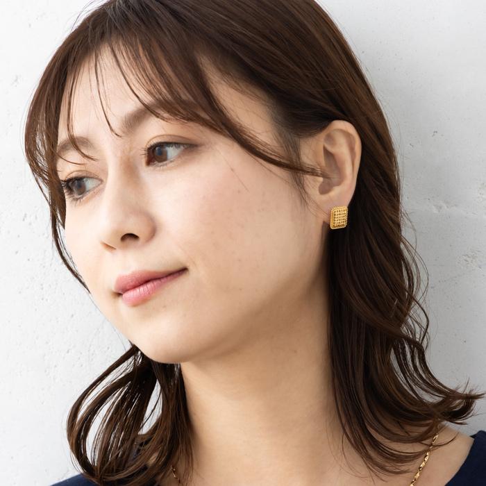 K18 YG 透かし 中空 スクエア ピアス スタッドピアス ボタン ピアス 18金 イエローゴールド ピアス 上品 ボリューム  ゴールドボタン ピアスの画像
