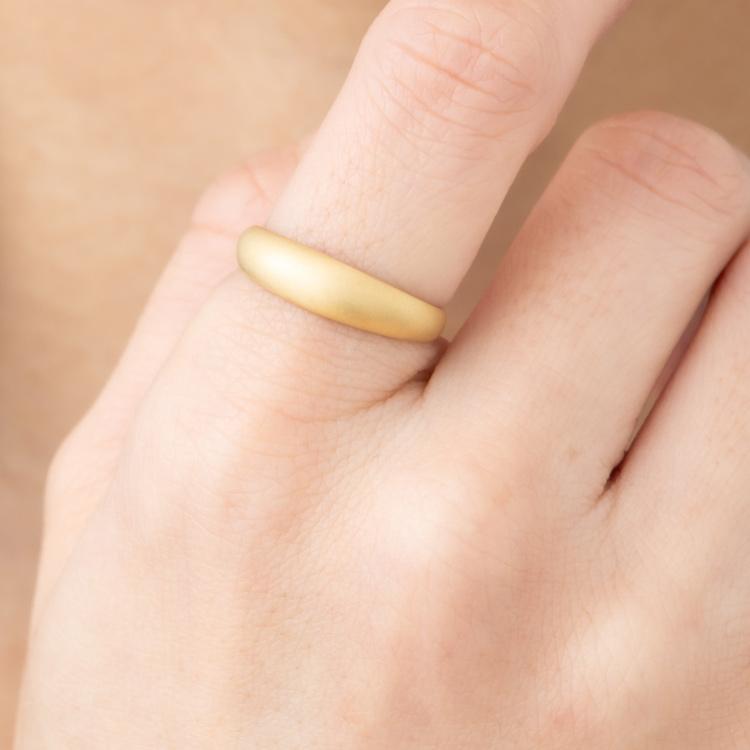 つや消し リング 指輪 ゴールド 豪華 月型 甲丸 デザイン リング K18  約1.8ｇ マット 艶消し レディース 18金の画像