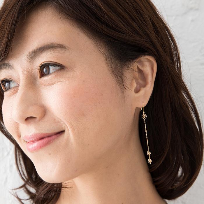 フラワーチェーンピアス フックピアス 花モチーフ ゴールドピアス K18 