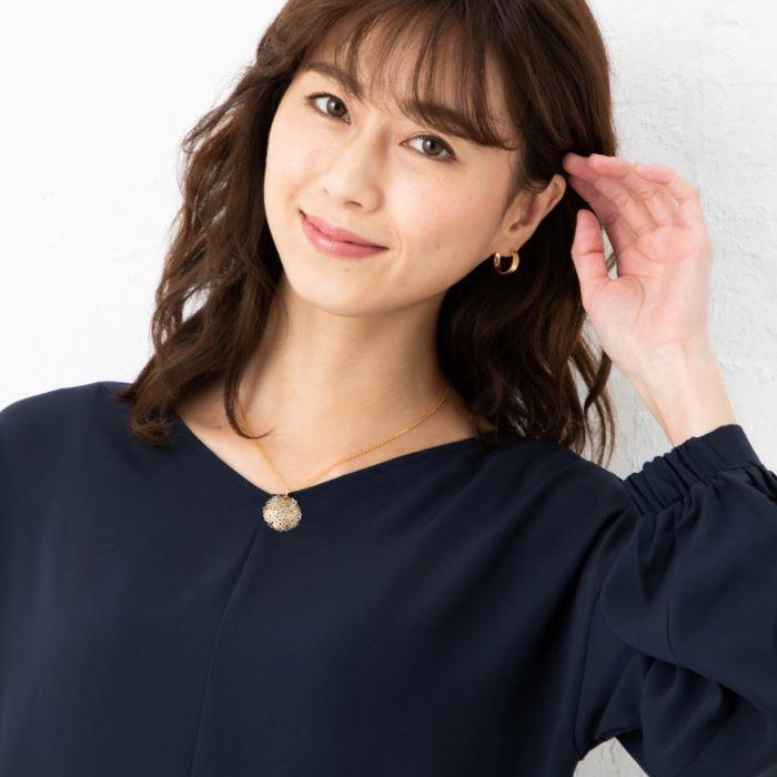 透かしツートーンフラワーモチーフペンダントトップ 約1g ペンダント 