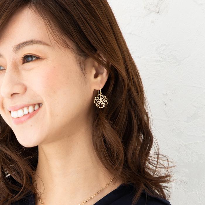 ピアス フラワーモチーフ 透かしデザイン 約0.8g(左右合計) ゴールド 