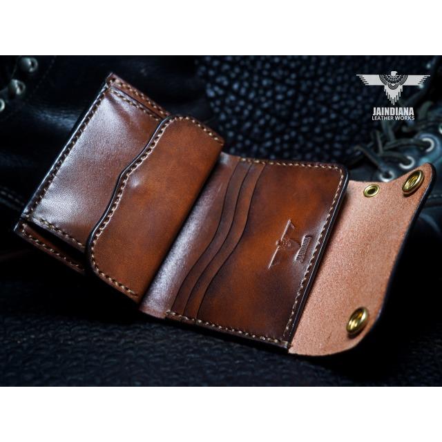 手染めと手縫いで仕上げたショートトラッカーウォレット サドルレザー・ショートトラッカーウォレット ビンテージ染めブラウン