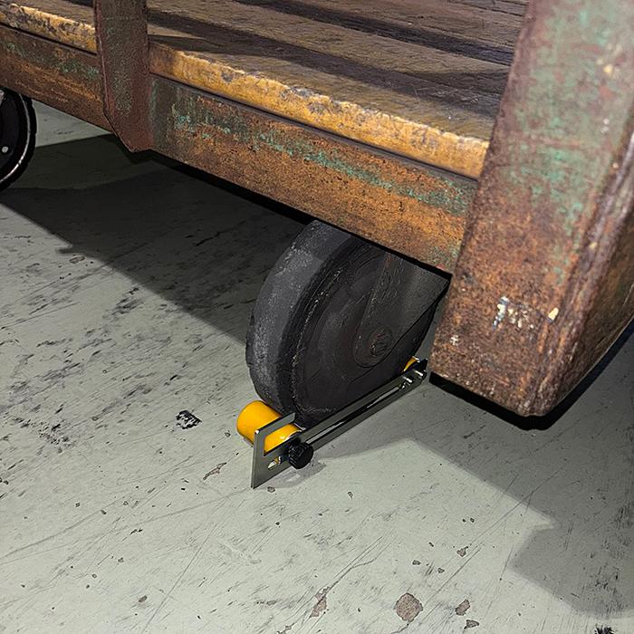 キャスターサンド 1個 AR-4232 台車の車輪部に、工具不要で後付けできる簡易ストッパー 車輪サイズにあわせてサイズ調整が可能  AR4232　可動部最伸長時幅150mm | アラオ | 04