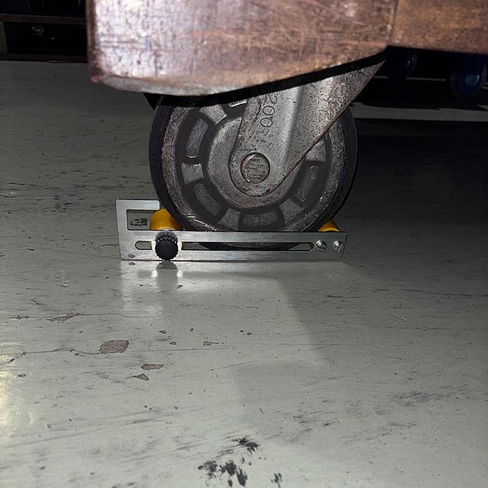 キャスターサンド 1個 AR-4232 台車の車輪部に、工具不要で後付けできる簡易ストッパー 車輪サイズにあわせてサイズ調整が可能  AR4232　可動部最伸長時幅150mm | アラオ | 05