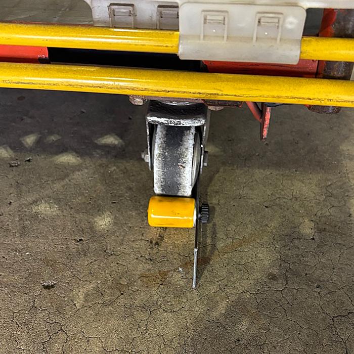 キャスターサンド 1個 AR-4232 台車の車輪部に、工具不要で後付けできる簡易ストッパー 車輪サイズにあわせてサイズ調整が可能  AR4232　可動部最伸長時幅150mm | アラオ | 08