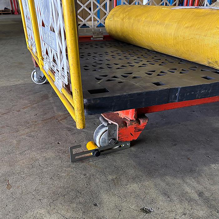 キャスターサンド 1個 AR-4232 台車の車輪部に、工具不要で後付けできる簡易ストッパー 車輪サイズにあわせてサイズ調整が可能  AR4232　可動部最伸長時幅150mm | アラオ | 07