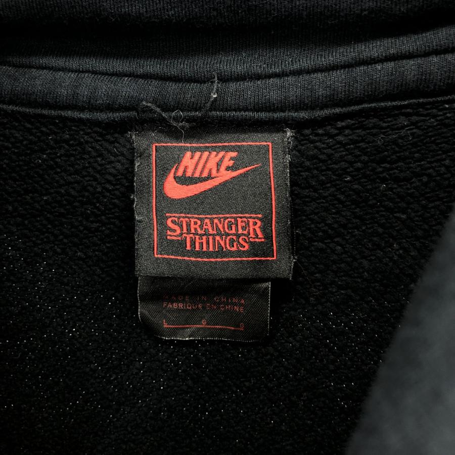 古着 ナイキ NIKE ストレンジャーシングス STRANGER THINGS HAWKINS PHYS.ED スウェットプルオーバーパーカー メンズL /eaa416931｜jamtrading1｜03