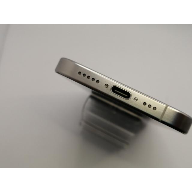 【中古】Apple 国内版 【SIMフリー】 iPhone 15 Pro 256GB ホワイトチタニウム MTUD3J/A【大阪本店】保証期間１ヶ月【ランクB】の画像