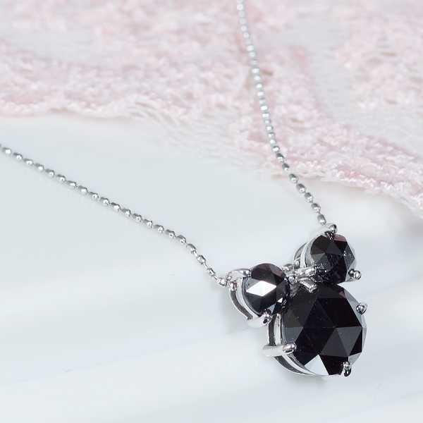 「キュートなデザインがたまりません」18金ホワイトゴールドブラックダイヤペンダントネックレス