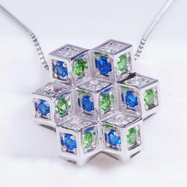 デマントイドガーネット、アウイナイト、ダイヤのネックレス