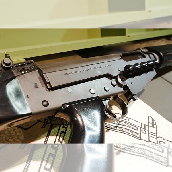 ガスブローバック VFC LAR (FAL Type3) DX リミテッドエディション　(FN Licensed) |  | 03