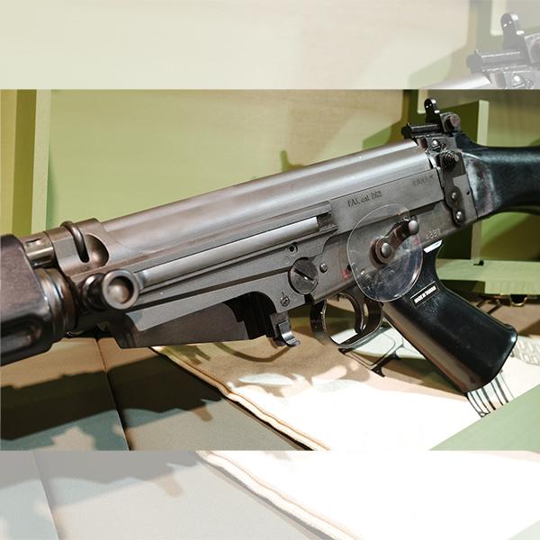 ガスブローバック VFC LAR (FAL Type3) DX リミテッドエディション　(FN Licensed) |  | 04